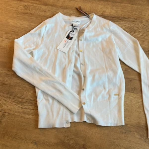 Vit kofta - Säljer en kofta som aldrig kommit till användning från Lindex.  Köpare står för frakt 