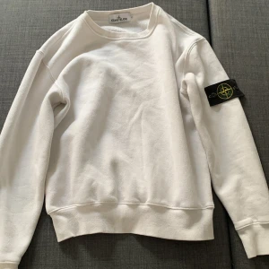 Stone island  - Säljer en stone island tröja. Obs urtvättad. Tröjan är i gott skick men har använts under en lång period. Fins en liten fläck och ett hål på vänstra handen  som knappt syns när man har på sig tröjan. se bild (2&3) skriv för fler bilder 
