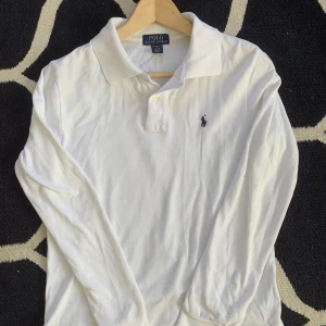 Ralph lauren piké tröja vit polo - En super snygg Ralph lauren tröja i fint skick, kom gärna med frågor!  Obs: ser lite skrynklig ut på bild (gammal bild) men den är strykt nyligen, mvh!