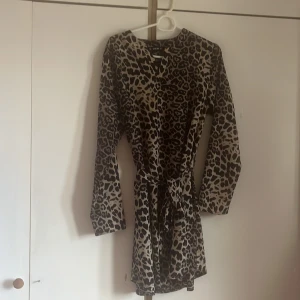 Långärmd sommarklänning  - Sommarklänning med leopard mönster - kallt tyg