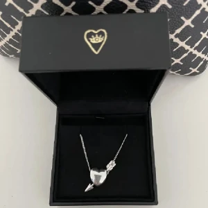 L8h - Säljer detta så fina l8h halsbandet med den lilla berlocken! Aldrig använt då jag har ett ungefär likadant!🫶