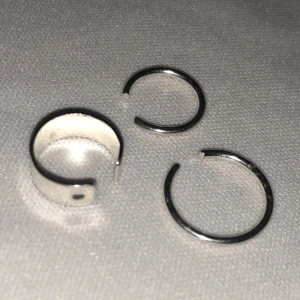 Piercingar - Fake piercingar, tre stycken. Dom är ca 1cm stor. Vikt ca 1g.