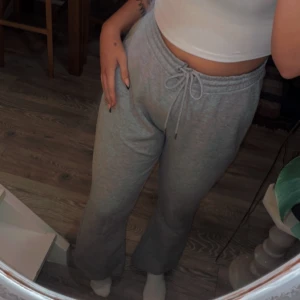 Gråa vida mjukisbyxor  - Snygga gråa mjukisbyxor i nyskick. Jag älskar dom men tycker att dom är för korta, jag är 170.  Köparen står för frakten.