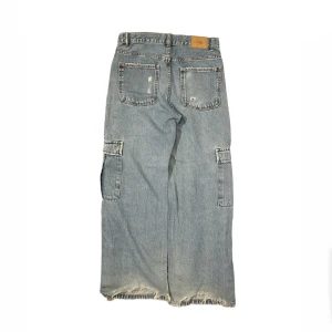 baggy cargo jeans - säljer mina cargojeans som är från zara, är väldigt använt men fortfarande tvär feta. de är nytvättad! hade rekommenderat för folk som är 150-165. om du har frågor så är det bara att kontakta mig.