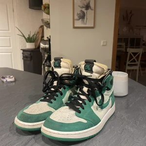 Jordan 1 High - Tjena säljer nu mina snygga Jordan 1 High, Stadium green. Dom är i storlek 44. Ganska bra skick ungefär 7-10. Nu priset på dessa var 3100kr! Boxen medföljer givetvis! Hör av dig vid frågor. (Priset kan diskuteras vid en snabbare affär!)