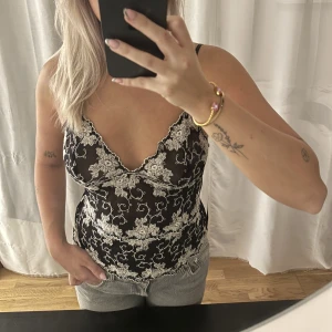 Topp - Jättefin meshtopp från typ 90 talet skoja ej. Så himla fint mönster och bara älskar denna 