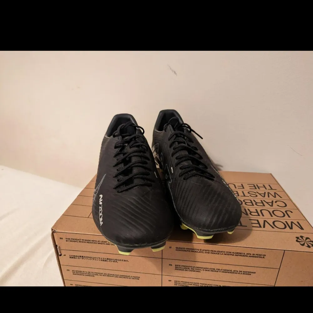Skor, stl. 43, Herr 700 kr Nike Zoom vapor fg/mg  Helt nya endast på prövade skor.  Säljs pga storleken. Nypris 949:-. Skor.