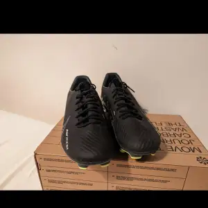 Skor, stl. 43, Herr 700 kr Nike Zoom vapor fg/mg  Helt nya endast på prövade skor.  Säljs pga storleken. Nypris 949:-