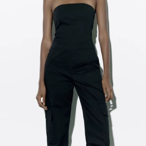 Byxdress  - Svart cargo-byxdress från ZARA. I nyskick! Storlek XS. Köpare står för frakt. 