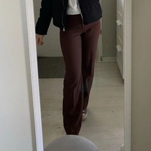 Bruna byxor - Säljer nu mina fina bruna kostymbyxor, från Monki i storlek XS. Mycket fint skick, använda fåtal gånger. Fraktas eller möta upp i Växjö 🤎