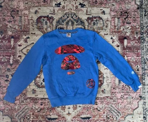 Aape Tröja - Säljer nu min Aape - A Bathing Ape’s tröja i storleken M. Den var varit med om en del, därför det låga priset! Kan man historian om Aape så vet man hur rare den här tröjan är. 