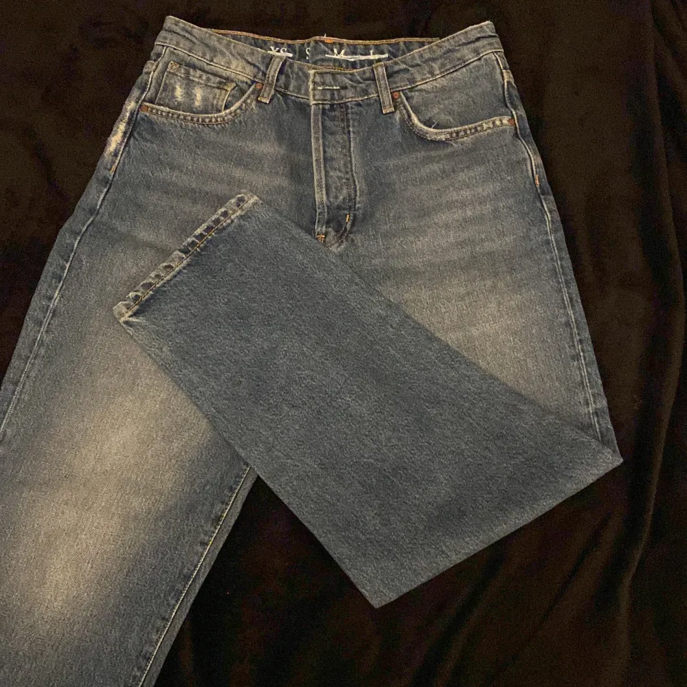 Jeans från bikbok. Köpt för ett sen men aldrig använt. Storlek 36/s . Farkut & Housut.