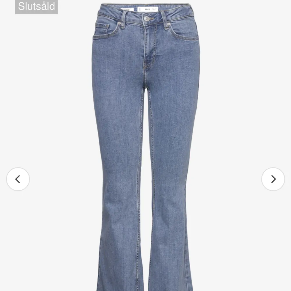 Ett par jeans som har använts en del, dem har gått sönder lite gran längst ner💕 mid waist jeans . Jeans & Byxor.