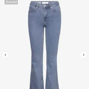 Ett par jeans som har använts en del, dem har gått sönder lite gran längst ner💕 mid waist jeans 