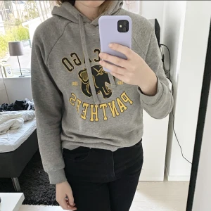 Hoodie med tryck - Hoodie med tryck från Gina tricot 🤍storlek M. Lite nopprig 