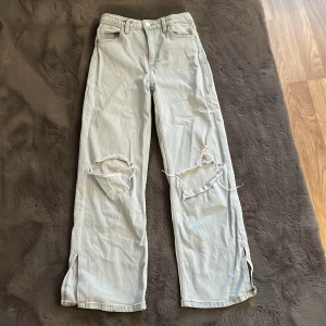 Ljusblåa jeans🩵 - Fina jeans från hm🩵helt ok skick lite utslitna men funkar.