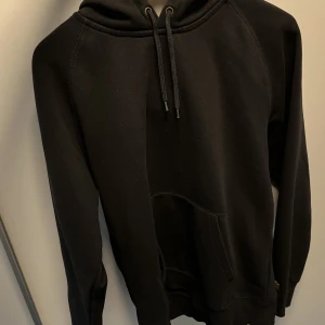 Carhartt hoddie  - Säljer en snygg svart hoodie från Carhartt! Den är i väldigt fint skick och använts fåtal gånger! Hör gärna av dig vid frågor! Storlek: M Nypris: ca 1000 kr