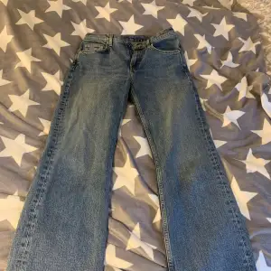 Super snygga lågmidjade jeans från ARKET i storlek 36 