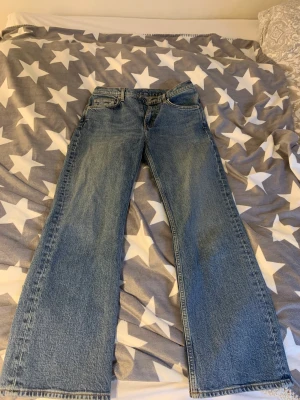 Lågmidjade jeans arket - Super snygga lågmidjade jeans från ARKET i storlek 36 