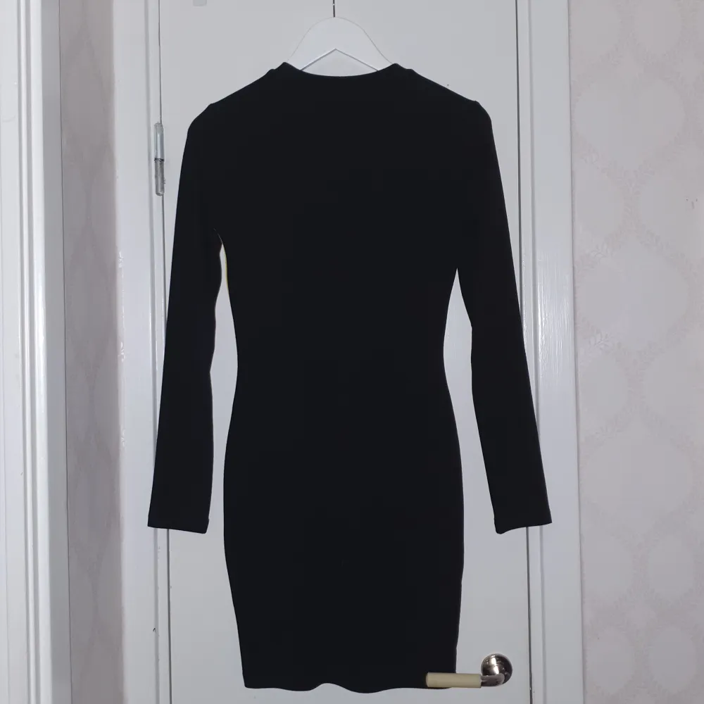 En kort klänning som aldrig använts. Den är ifrån H&M i deras märket Divided. . Klänningar.