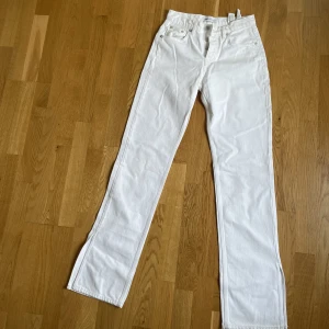 Jeans - Från zara, använda 1 gång. Storlek 32 men passar en 34