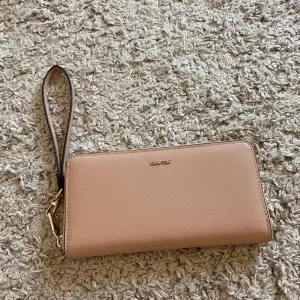 Säljer denna rosa plånbok som jag nästan aldrig använt, nypris 400 kr skriv om ni e intresserade ❤️