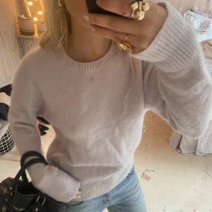 Mohair tröja - Super snygg. Färgen skulle jag söga är en blandning mellan ljus lila och ljusrosa. Jätte bra kvalitet💘💘