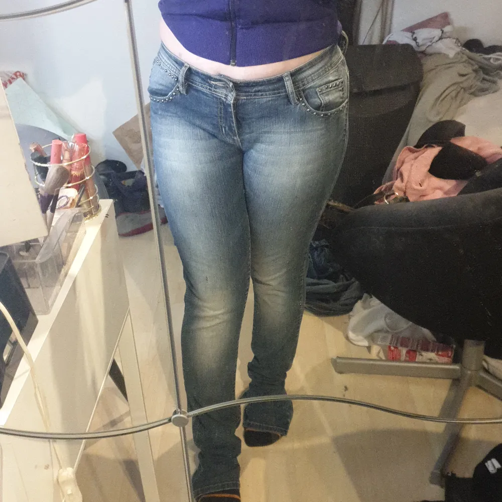 Detaljerade jeans inte använd så många gånger , lite långa i benen är 158 och har storlek M . Jeans & Byxor.