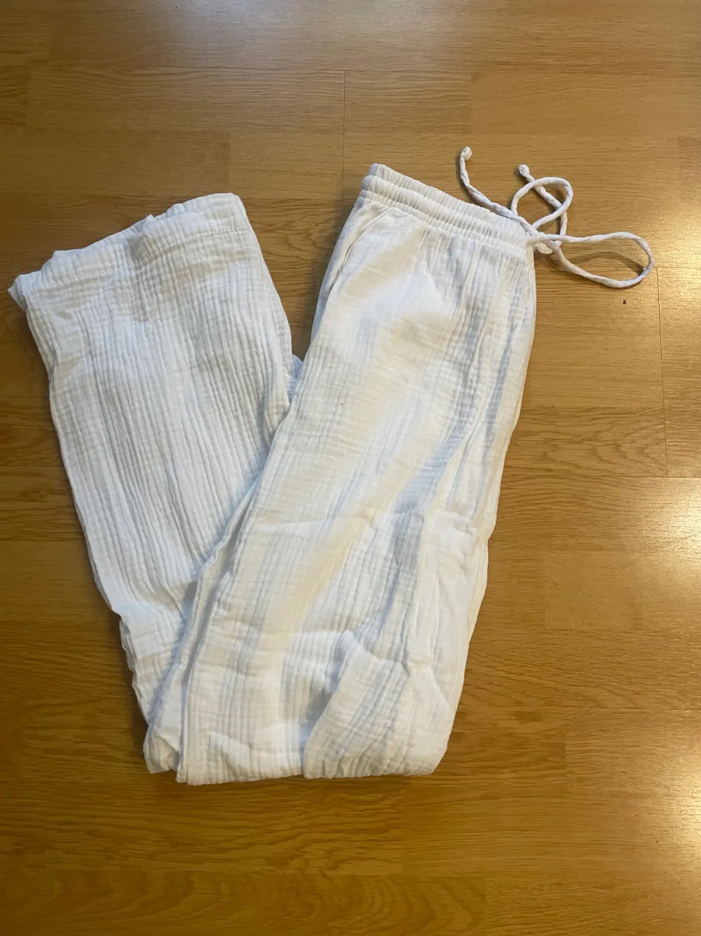 Ett par linne liknande byxor från Gina tricot som aldrig blivit använda då de var förstora. Supersköna och i nyskick!. Jeans & Byxor.