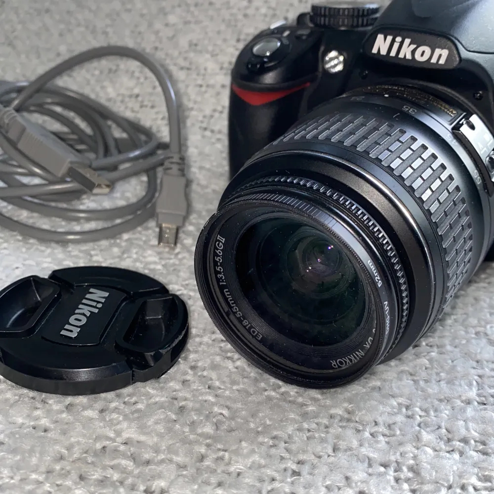 Nikon D3100   Har några år på nacken men fungerar finfint, inga skador. . Övrigt.