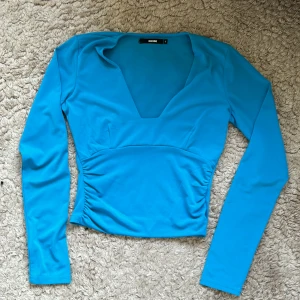 Blå långärmad topp - Använd ett antal gånger, men i bra skick.