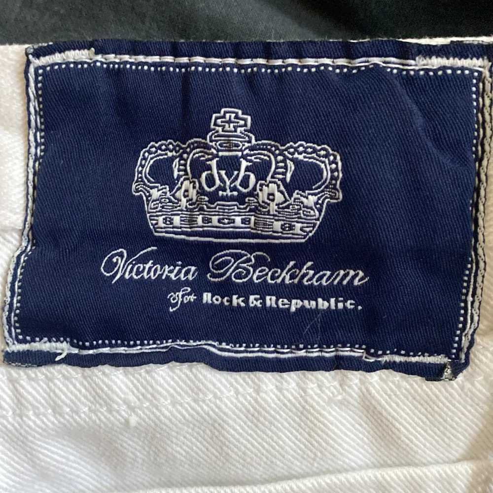 Säljer dessa helt nya Victoria Beckham jeans då dom tyvärr va för små🩷low waist bootcut😻❤️inga fläckar eller nån sånt. Jeans & Byxor.