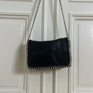 TIAMO VÄSKA - Säljer min tiamo väska då den inte kommer till användning. Lite rost på dragkedjan och sidan (se bild 2 o 3). Nypris 550kr. Kan mötas upp