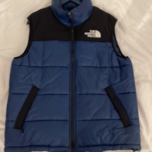 North face vest - Säljer min ÄKTA northface vest som jag köpte för ca 10 månaders sen för 1600kr ish, säljer den förr att den inte är min stil längre