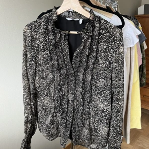 Mönstrad blus - Säljer min fina mönstrade blus från b.young, superfint skick! 