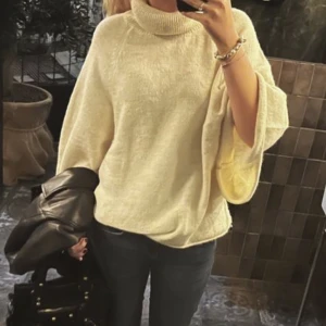 Stickad tröja med krage - En super mysig och snygg tröja, perfekt nu till hösten💕