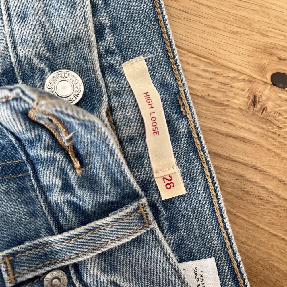 Ett par fina ljusblå jeans från Levis jeans i en straight loose modell. Knappt använda. Storlek 26. Hör av er om ni har några frågor!. Jeans & Byxor.