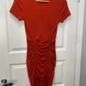 Röd klänning från H&M, medel kort (slutar lite över knäna), använd ca 3 gånger. Orginalpris: 250kr