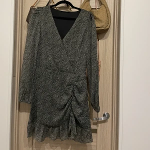 Klänning - Snygg klänning, aldrig använd. Storlek L men sitter som en M
