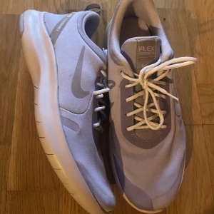 Oanvända Nike skor  - Helt oanvända Nike skor i strl 39, säljer då de va för stora för mig. 