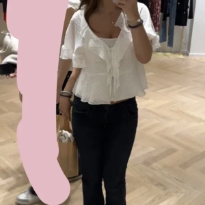 Zara blus  - Säljer min vita blus från zara, inte jätteanvänd och är i bra skick, säljer pga att ja inte använder den så mycket längre, kom privat för fler frågor och bilder 