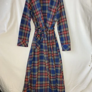 Rutig lång kofta - Morgonrock som tacksamt kan användas som skjorta/kofta/klänning. Längd: 135cm   Skicka DM vid frågor. ☆．。･