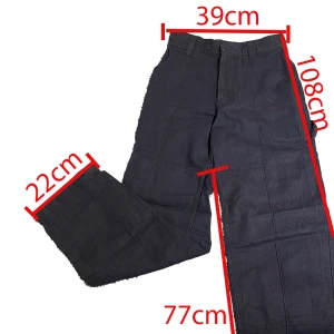 Mörkblåa cargos - acne studios - Högmidjade och trendiga cargobyxor med mycket detaljer i både fram och bak, från acne studios.  Knappt använda. 