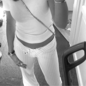 Vita randiga kostymbyxor - TAR BARA SWISH! Tryck inte på köp!!! Vita randiga kostymbyxor från madlady. Dom är jätte fina men tycker inte dom sitter så bra på mej. Använda kanske 3-5 gånger. Dom är mid/low waist🌟💕 