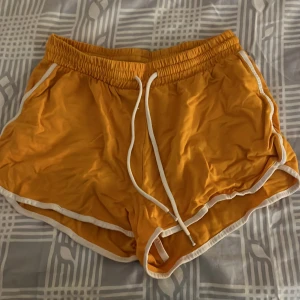 Kortbyxor  - Orangea korta mjukisbyxor från monki. Sällan använda. Köparen står för frakten!🧡