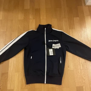 Palm angeles tröja - Säljer nu denna riktigt feta mörkblå palm angeles tröja som är i storlek Xs och i garanterat nyskick, tags tillkommer