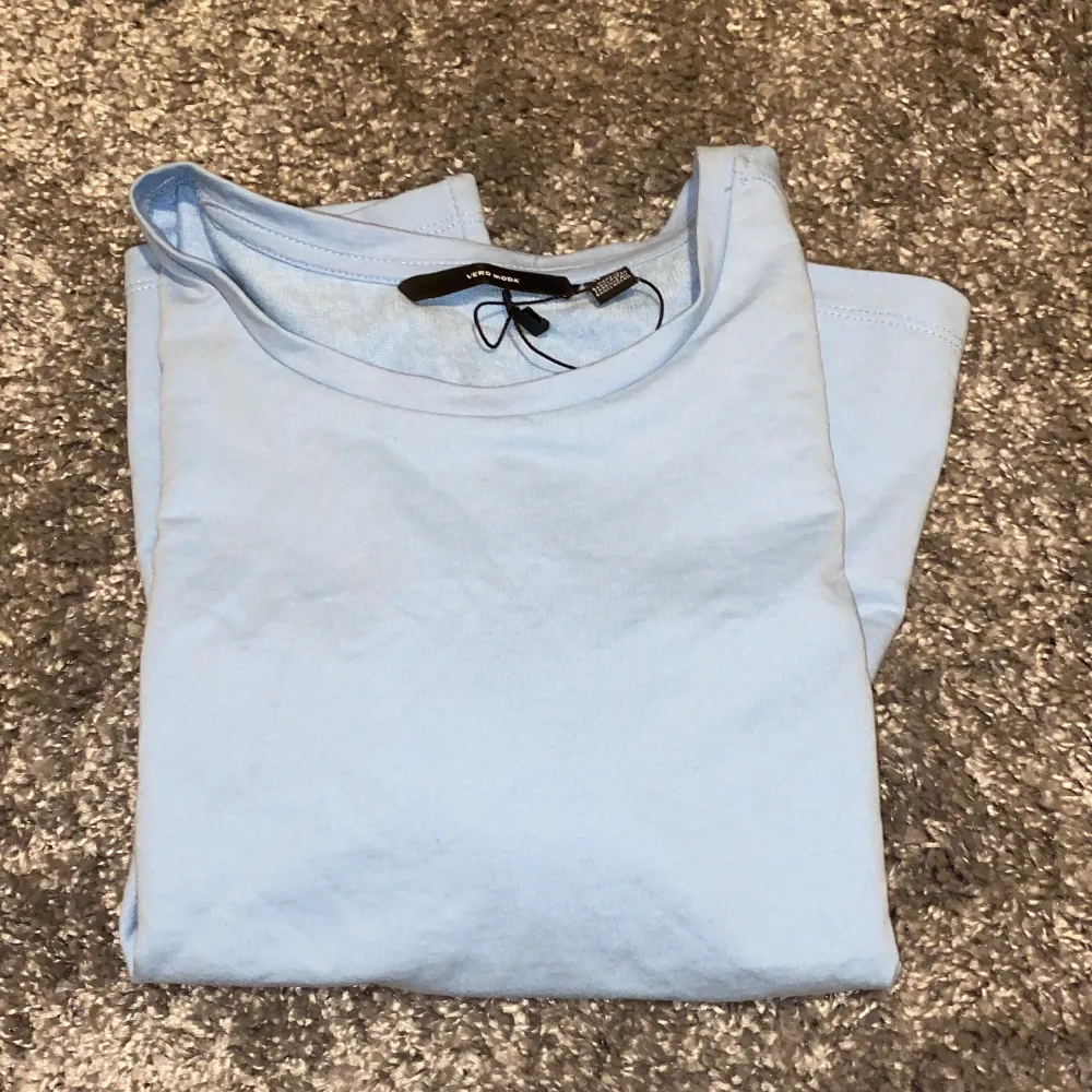 En super fin baby blå t-shirt med lite längre ärmar. Helt ny! . T-shirts.