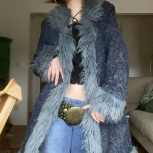 penny lane kappa - supervacker unik penny lane kappa i en vacker blå färg