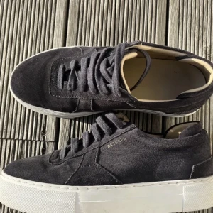 Arigato skor - Mörkblå Arigato skor i mocka, nästan svarta. Väldigt fint skick, säljer då de inte kommer till användning. Nypris 2650.