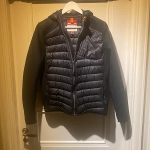 Parajumper jacka - Skön jacka från parajumper. Köpt för 3500kr. Använt skick 9/10